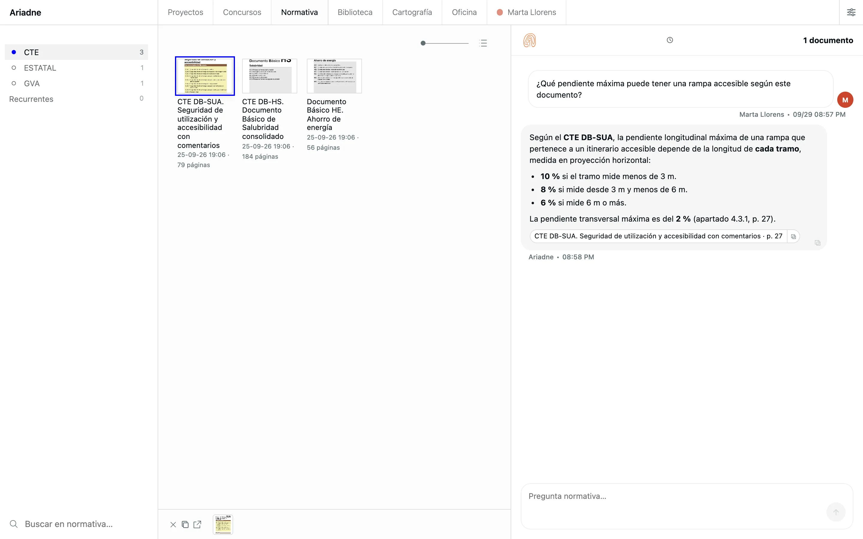 Captura de Ariadne: la pestaña Normativa con el DB-SUA seleccionado y Ask Ariadne respondiendo la pendiente máxima de una rampa accesible, con la cita a la página 27